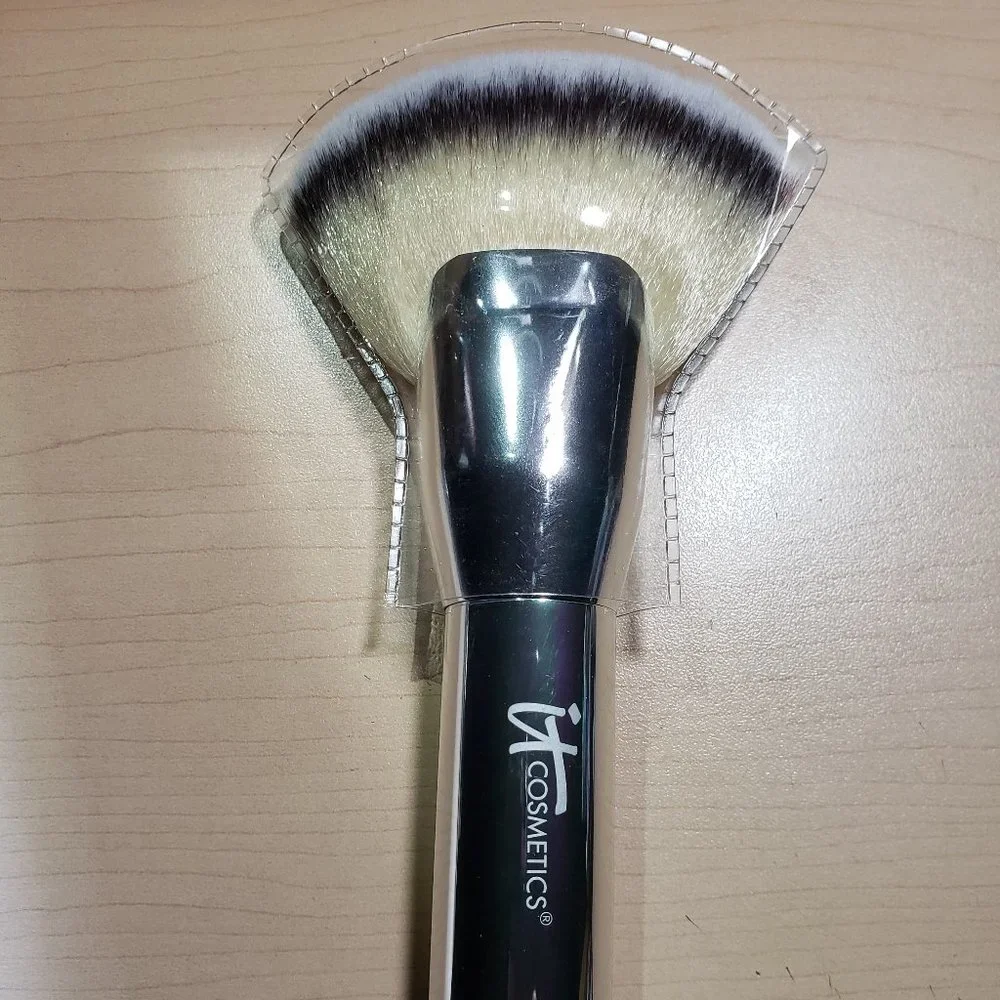 it Cosmetics Heavenly Luxe Mega Fan Brush #9 Silver Handle - Picture 1 of 3
